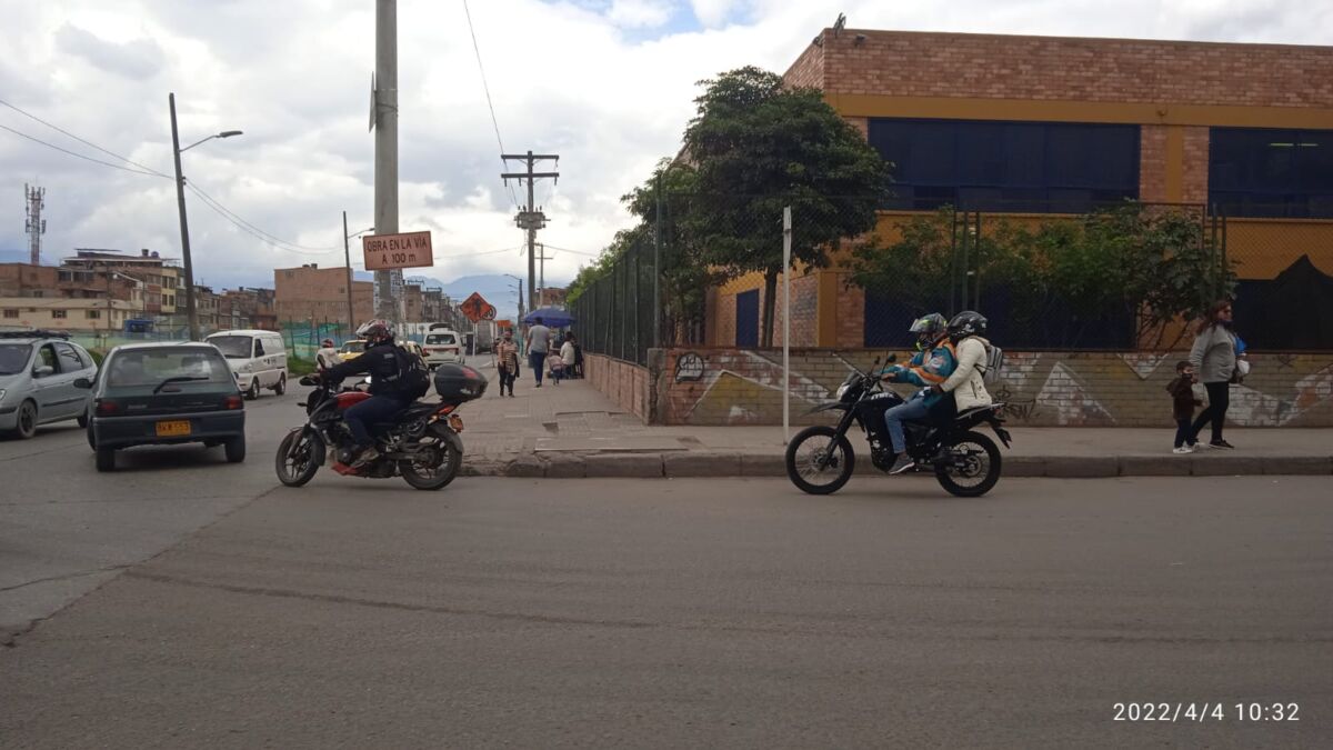Sicario en cicla mató a una mujer en Kennedy Presintiendo que la muerte le estaba pisando los talones, una mujer caminaba apresurada por una calle principal, mirando hacia atrás cada diez pasos, porque sabía que en cualquier momento sus enemigos iban por ella. Y no se equivocó.