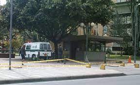 Joven apuñalado llegó a morir a un CAI “¡Ayúdenme! Por favor ¡ayúdenme!”, escucharon decir a un joven los guardianes del CAI Chapinero ayer en la madrugada, entre la oscuridad que aún gobernaba las frías calles capitalinas. La voz de donde provenían esas palabras se fue opacando de a poco, hasta que se apagó por completo.