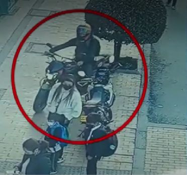 Pillos se robaron un perrito en Engativá y ahora extorsionan a su familia 1 Pillos se robaron un perrito en Engativá y ahora extorsionan a su familia Lea también: Indignación por cinco perritos que fueron quemados vivos
