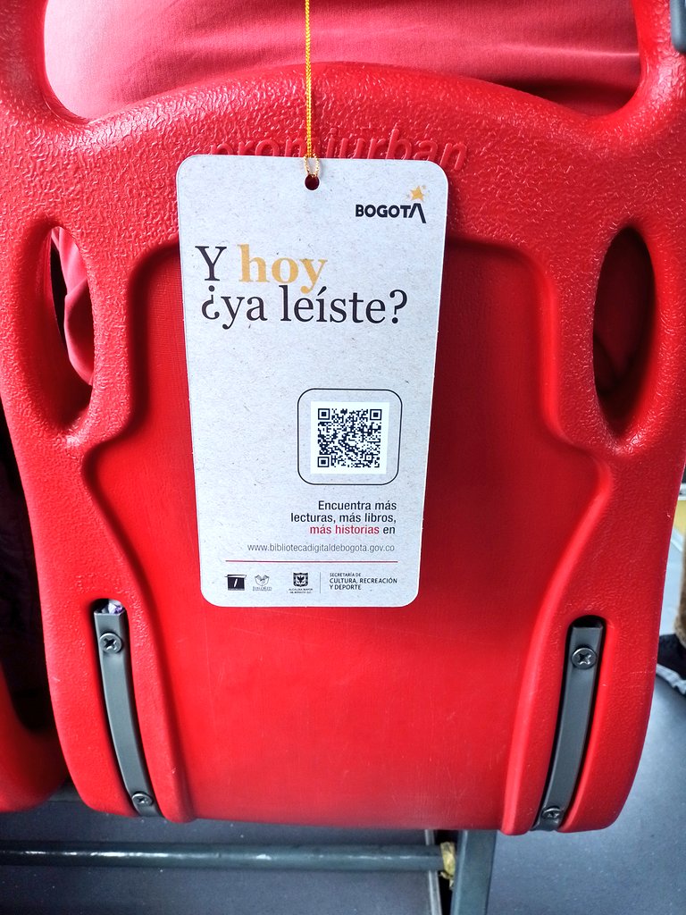 Estrategia para fomentar la lectura en TransMilenio 2 Estrategia para fomentar la lectura en TransMilenio Si usted es amante de la lectura, esta noticia le va a alegrar el día. Resulta que la Secretaría de Cultura, Recreación y Deporte, la red de Bibliotecas Públicas de Bogotá (Biblored) y TransMilenio reactivaron su estrategia ‘Lecturas en movimiento’, donde ponen a disposición de los usuarios del sistema masivo códigos QR para que puedan acceder a los contenidos de la Biblioteca Digital de Bogotá.