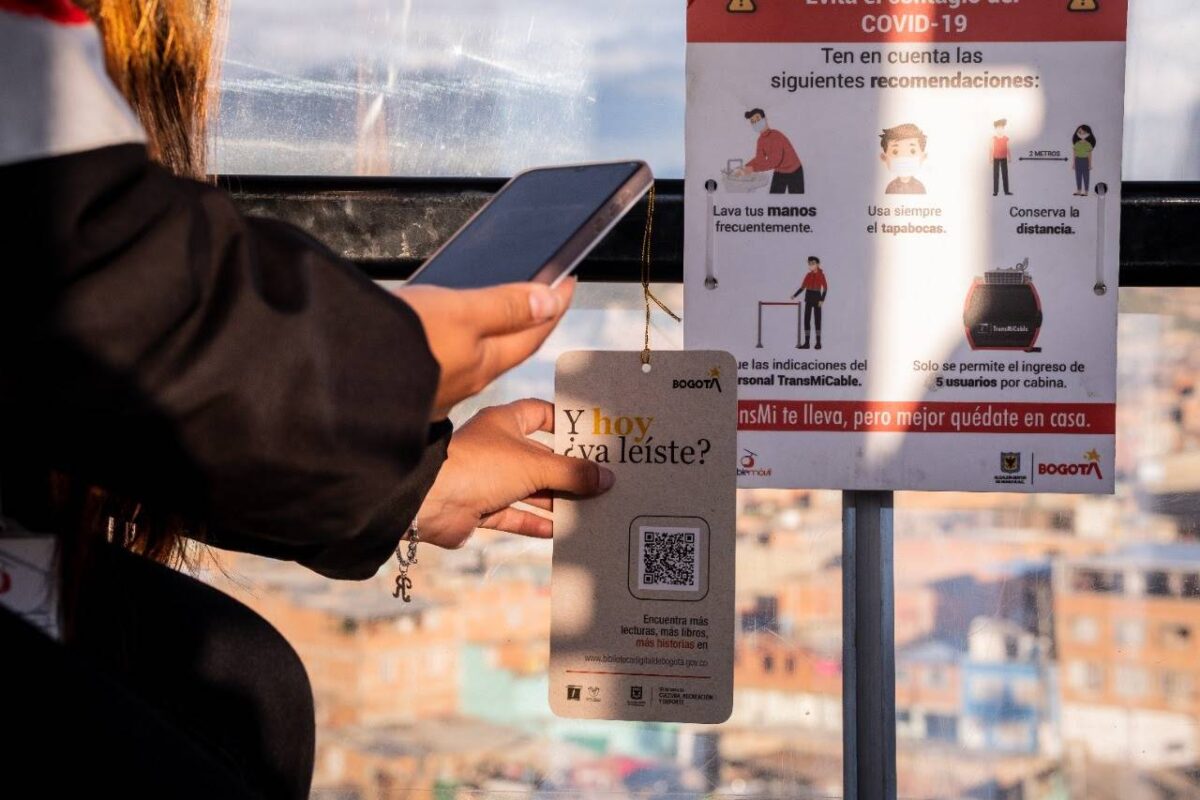 Estrategia para fomentar la lectura en TransMilenio 1 Estrategia para fomentar la lectura en TransMilenio Si usted es amante de la lectura, esta noticia le va a alegrar el día. Resulta que la Secretaría de Cultura, Recreación y Deporte, la red de Bibliotecas Públicas de Bogotá (Biblored) y TransMilenio reactivaron su estrategia ‘Lecturas en movimiento’, donde ponen a disposición de los usuarios del sistema masivo códigos QR para que puedan acceder a los contenidos de la Biblioteca Digital de Bogotá.
