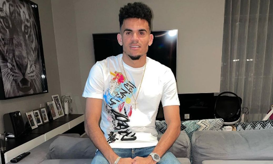 Así se luce la casa de Luis Díaz en la Guajira 6 Así se luce la casa de Luis Díaz en la Guajira Aunque Luis Díaz, la figura del Liverpool de Inglaterra, ya vive en una mansión digna de su talento futbolístico, por medio de redes sociales se viralizó la peculiar fachada de su casa en Barrancas, La Guajira.
