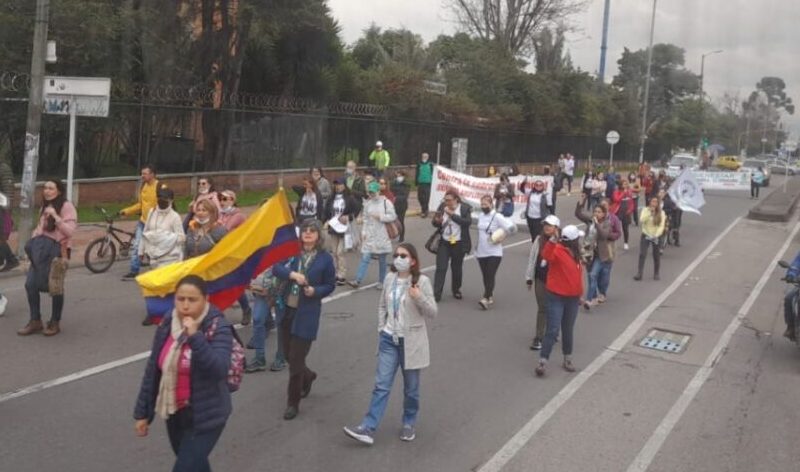 Minuto a minuto de las marchas en Bogotá 3 Minuto a minuto de las marchas en Bogotá Tras el inicio de las movilizaciones programadas para el día de hoy y, que iniciaron en diferentes sectores como la Universidad Pedagógica, Plaza de Bolívar y Monumento a Banderas, cientos de personas transitan por las calles de Bogotá para conmemorar un año del Paro Nacional .