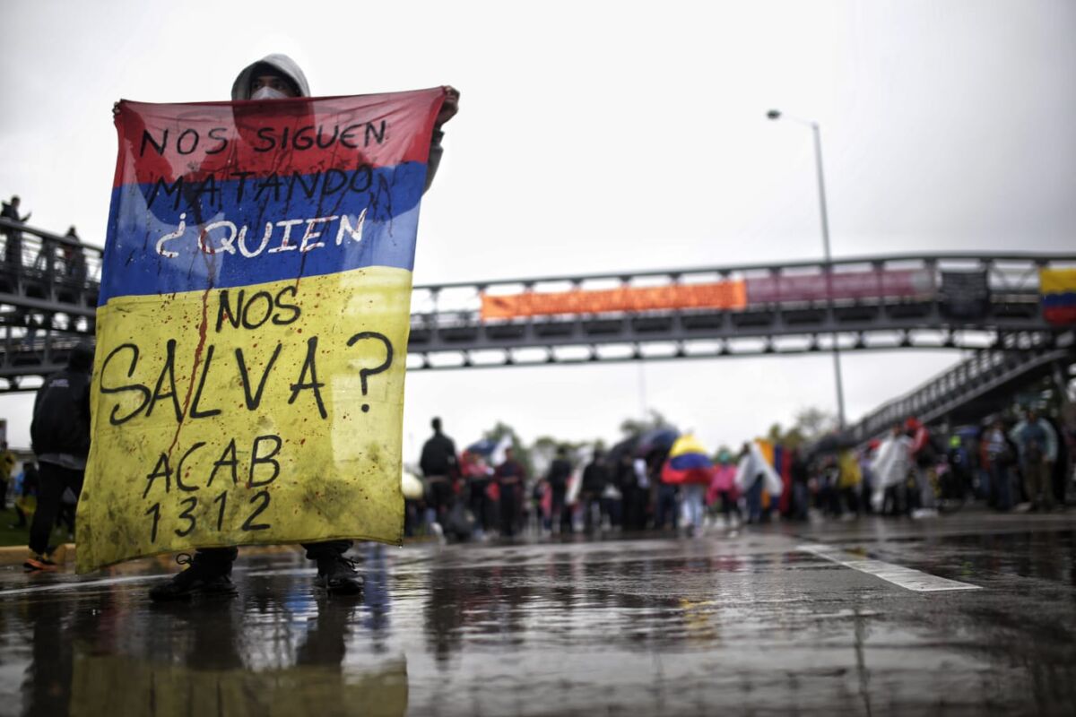 La lluvia no ha detenido las manifestaciones esta tarde en la capital 1 La lluvia no ha detenido las manifestaciones esta tarde en la capital Sobre las 3 de la tarde la lluvia comenzó a invadir las calles de la capital en medio de las manifestaciones que se registran en diferentes puntos de la capital. Sin embargo, esto no ha sido impedimento para que se lleven a cabo las protestas.