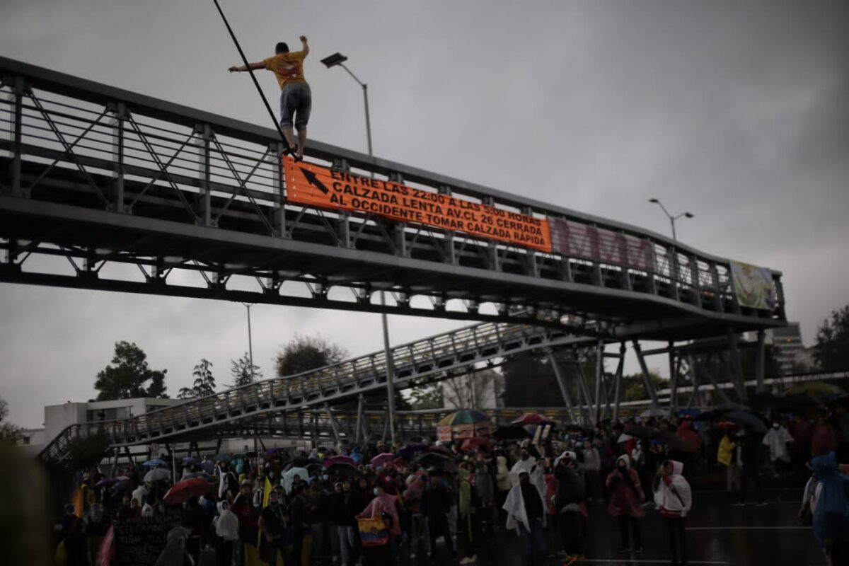 Capturan a joven estadounidense en medio de las marchas 1 Capturan a joven estadounidense en medio de las marchas En medio de las protestas que se vivieron el pasado jueves 28 de abril por la conmemoración de un año del Paro Nacional, dentro de las múltiples capturas que se realizaron en el transcurso del día, fue retenida una mujer que se identificó como ciudadana estadounidense.
