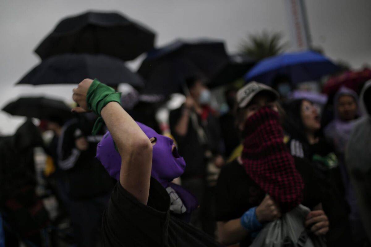 ¡Ojo! Feministas marcharán este viernes en Bogotá contra la violencia de género Además, las feministas manifiestan que ya están cansadas de ver cada día casos de mujeres y niñas agredidas y vulneradas en las calles y en sus propios hogares.