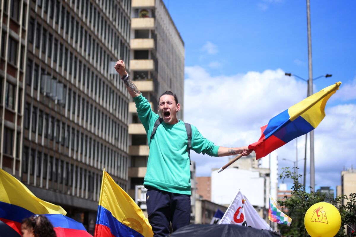 Minuto a minuto de las marchas en Bogotá 5 Minuto a minuto de las marchas en Bogotá Tras el inicio de las movilizaciones programadas para el día de hoy y, que iniciaron en diferentes sectores como la Universidad Pedagógica, Plaza de Bolívar y Monumento a Banderas, cientos de personas transitan por las calles de Bogotá para conmemorar un año del Paro Nacional .