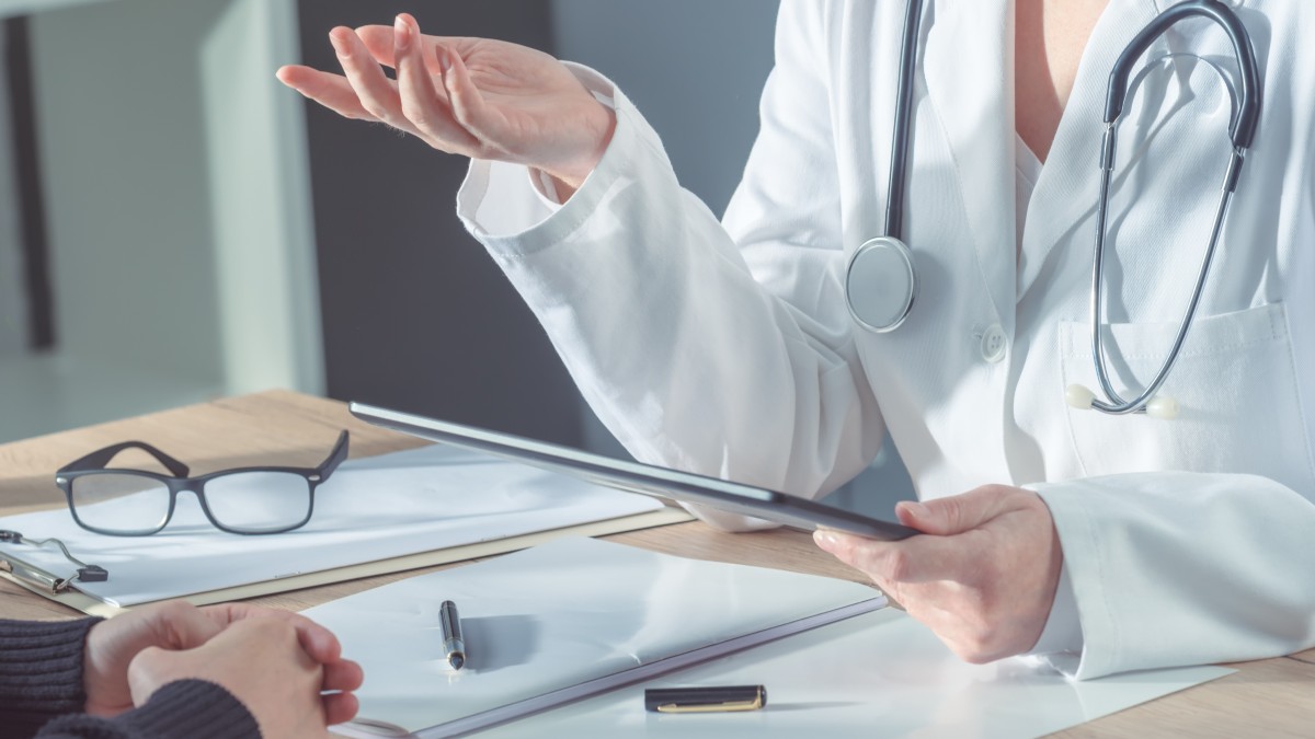 ¡Insólito! Médicos olvidaron decirle a un paciente que tenía cáncer Un hombre de la tercera edad asistió al médico debido a que presentaba molestias al orinar, por lo que los profesionales le mandaron unos exámenes de para determinar que sucedía con su vejiga.
