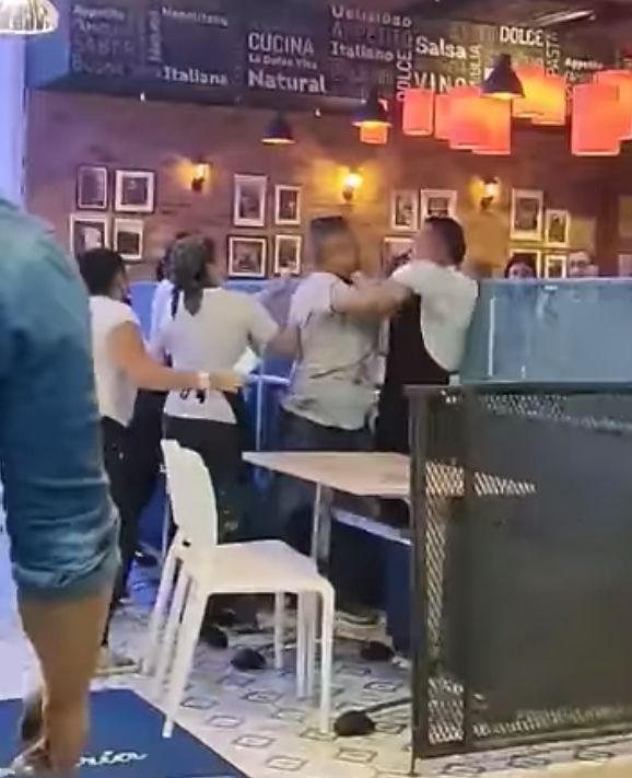 EN VIDEO ¡Escándalo! Le tiran dinero en la cara a mesero por reclamar su pago 1 EN VIDEO ¡Escándalo! Le tiran dinero en la cara a mesero por reclamar su pago En las últimas horas se hizo viral en redes sociales un video en el que, en medio de una confusa situación, un hombre con uniforme de mesero se encuentra ofuscado en un restaurante de Bogotá, y de manera intempestiva le arroja billetes en la cara.