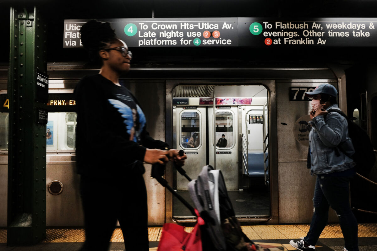 Identifican al sujeto que habría disparado en el metro de Nueva York 3 Identifican al sujeto que habría disparado en el metro de Nueva York Pasajeros nerviosos se agolparon el miércoles en el metro de Nueva York mientras la policía intensifica la búsqueda de un pistolero que la víspera hirió a balazos a 10 personas en un vagón.