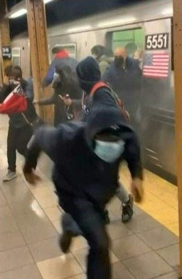 Identifican al sujeto que habría disparado en el metro de Nueva York 2 Identifican al sujeto que habría disparado en el metro de Nueva York Pasajeros nerviosos se agolparon el miércoles en el metro de Nueva York mientras la policía intensifica la búsqueda de un pistolero que la víspera hirió a balazos a 10 personas en un vagón.
