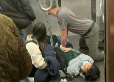 Identifican al sujeto que habría disparado en el metro de Nueva York 4 Identifican al sujeto que habría disparado en el metro de Nueva York Pasajeros nerviosos se agolparon el miércoles en el metro de Nueva York mientras la policía intensifica la búsqueda de un pistolero que la víspera hirió a balazos a 10 personas en un vagón.