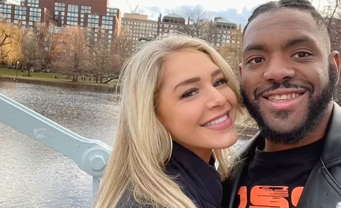Capturaron a bella modelo de OnlyFans, acusada de matar a su novio 1 Capturaron a bella modelo de OnlyFans, acusada de matar a su novio Quien vea a la modelo de Courtney Clenney de OnlyFans, no podría creer el atroz crimen que ocultaba bajo su belleza. Recientemente se conoció que la bella mujer fue detenida, tras ser la presunta responsable del asesinato a puñal de su novio Christian Obumseli de 27 años.