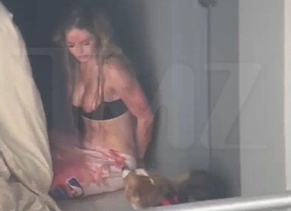 Capturaron a bella modelo de OnlyFans, acusada de matar a su novio 2 Capturaron a bella modelo de OnlyFans, acusada de matar a su novio Quien vea a la modelo de Courtney Clenney de OnlyFans, no podría creer el atroz crimen que ocultaba bajo su belleza. Recientemente se conoció que la bella mujer fue detenida, tras ser la presunta responsable del asesinato a puñal de su novio Christian Obumseli de 27 años.