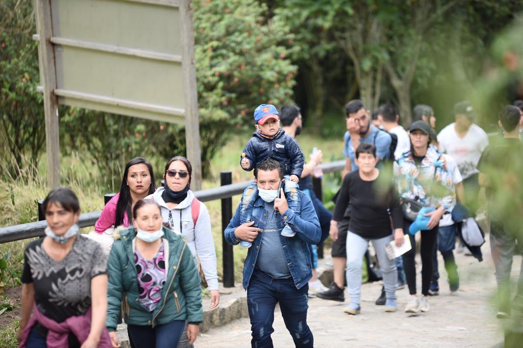 Más de 35 mil personas subieron Monserrate hoy 1 Más de 35 mil personas subieron Monserrate hoy El Instituto Distrital de Recreación y Deporte dio a conocer el balance preliminar de lo que fue la jornada de este Viernes Santo en el cerro de Monserrate, hasta donde llegaron cerca de 35.000 visitantes hasta el mediodía.