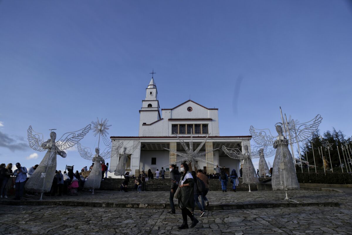 Buscan a menor que se perdió en el sendero de Monserrate El coronel&nbsp;Diógenes Serrano, director de la Defensa Civil en Bogotá, tras un breve dialogo con BLU Radio, expuso una serie de recomendaciones a toda la ciudadanía que tienen como actividad de Semana Santa subir el cerro de Monserrate, ya que en plena mañana de este Viernes Santo se reportó la desaparición de una menor de tan solo 12 años.