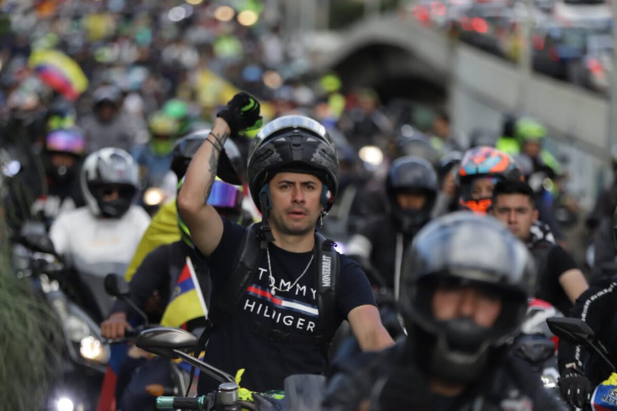 Plantón de motociclistas en el parqueadero del Movistar Arena Luego de una larga jornada de manifestaciones pacíficas por parte de los motociclistas, en el momento, ya llegaron al punto de encuentro y realizan plantón en el parqueadero del Movistar Arena.
