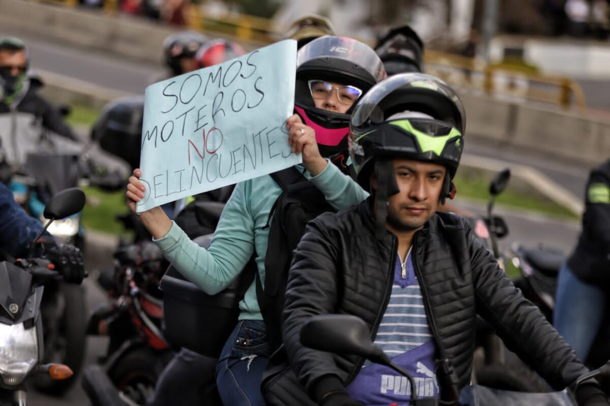 Plantón de motociclistas en el parqueadero del Movistar Arena 1 Plantón de motociclistas en el parqueadero del Movistar Arena Luego de una larga jornada de manifestaciones pacíficas por parte de los motociclistas, en el momento, ya llegaron al punto de encuentro y realizan plantón en el parqueadero del Movistar Arena.