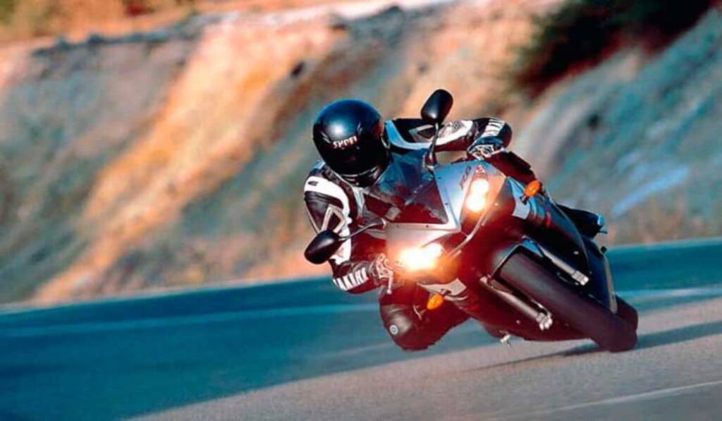 Lo que debe saber sobre las luces exploradoras para su moto 6 Lo que debe saber sobre las luces exploradoras para su moto A modo de complementar las luces normales con las que usualmente vienen las motos, algunos pilotos están optando por equipar sus naves con las bien resonadas luces exploradoras o luces antiniebla.