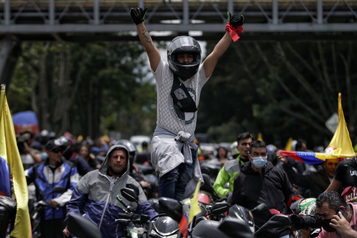 ¡Inician a las 12! Mire los puntos de encuentro para las movilizaciones de moteros Con el fin de demostrar su descontento, 48 organizaciones de moteros en Bogotá se preparan para una nueva jornada de movilizaciones, y así, rechazar las medidas anunciadas por la alcaldesa Claudia López, que restringe el acompañante en moto de jueves a sábado entre las 7 p. m. y las 4 a. m., a partir del 11 de abril.