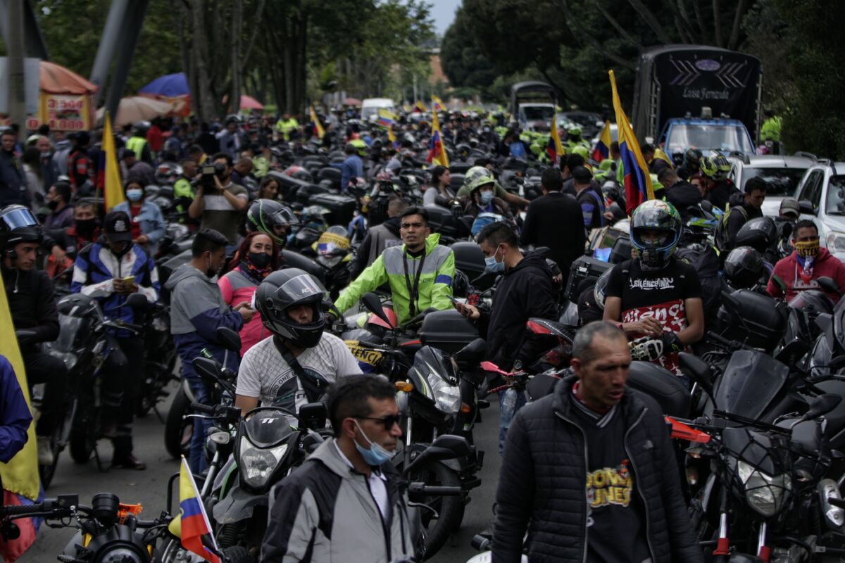 ¡Inician a las 12! Mire los puntos de encuentro para las movilizaciones de moteros Con el fin de demostrar su descontento, 48 organizaciones de moteros en Bogotá se preparan para una nueva jornada de movilizaciones, y así, rechazar las medidas anunciadas por la alcaldesa Claudia López, que restringe el acompañante en moto de jueves a sábado entre las 7 p. m. y las 4 a. m., a partir del 11 de abril.