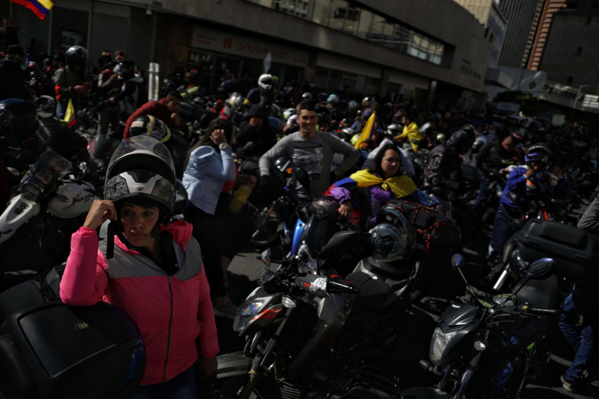 EN VIDEO: Ya arrancaron las movilizaciones de moteros en Bogotá 8 EN VIDEO: Ya arrancaron las movilizaciones de moteros en Bogotá Debido a las manifestaciones de moteros en la ciudad, se presenta afectaciones viales en la avenida NQS con calle 92 y en la carrera séptima con calle 72.