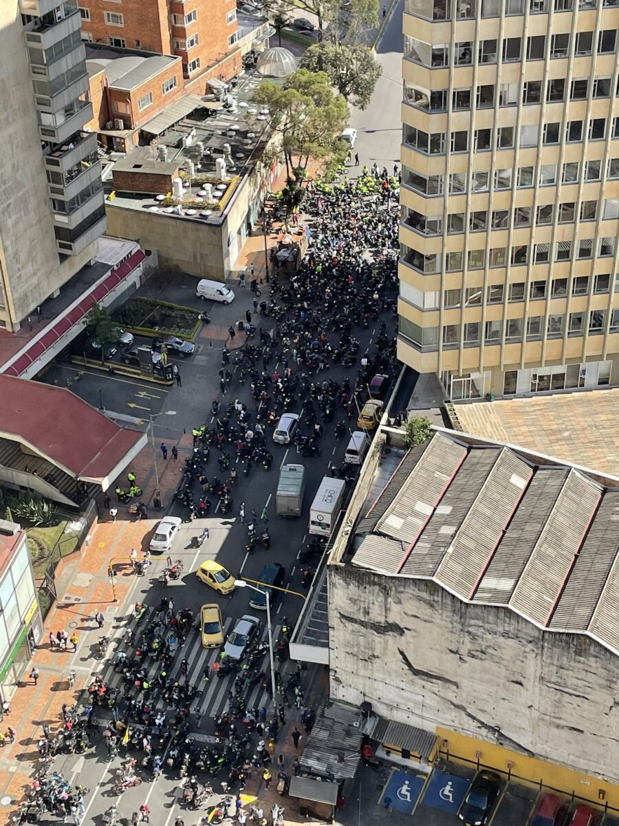 Con bloqueos en TM, así avanza el plan tortuga de moteros por la NQS 1 Con bloqueos en TM, así avanza el plan tortuga de moteros por la NQS A esta hora cientos de personas se encuentran afectadas en el oriente de Bogotá por cuenta de las movilizaciones del plan tortuga que adelanta el gremio de motociclistas, esto como forma de expresión de su inconformismo por la prohibición de llevar acompañante en días y horarios dados a conocer la semana pasada por la Alcaldía.