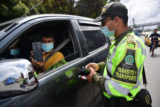 Vea el pico y placa para este lunes 5 de diciembre Tras el cambio en el pico y placa, los horarios y restricciones para todos los automóviles particulares de Bogotá, Q’HUBO le cuenta cuándo puede sacar su vehículo y a qué hora hacerlo.