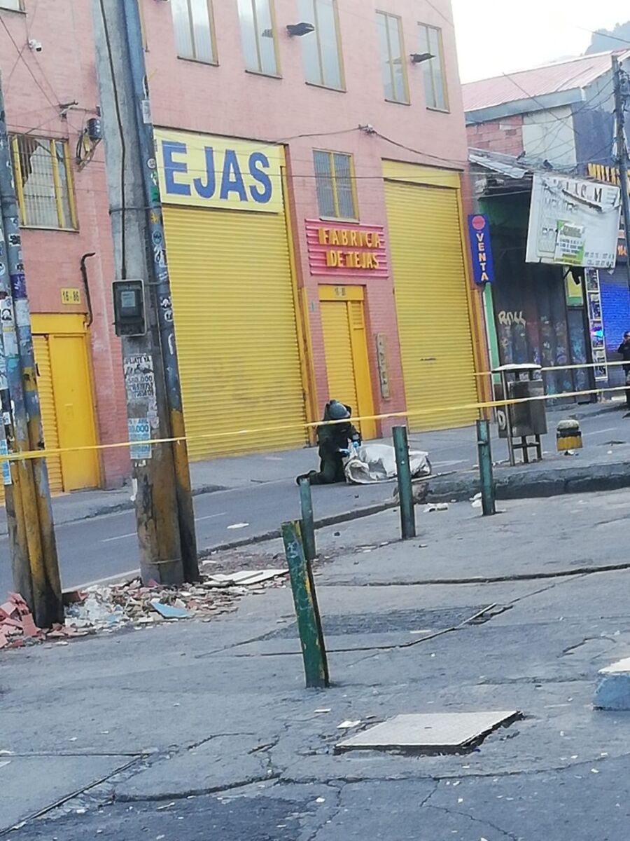 Hallan cadáver embolsado en andén del centro 2 Hallan cadáver embolsado en andén del centro Como si la alerta de bomba no hubiese causado ya gran conmoción entre la comunidad de este barrio del centro, el hallazgo del cadáver causó aún más intriga, ya que todo indica que aquel hombre fue asesinado y arrojado a la vía, totalmente envuelto entre bolsas y la lona blanca.