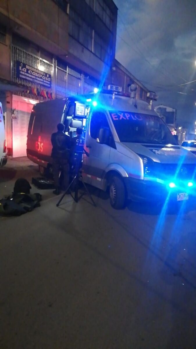Hallan cadáver embolsado en andén del centro 1 Hallan cadáver embolsado en andén del centro Como si la alerta de bomba no hubiese causado ya gran conmoción entre la comunidad de este barrio del centro, el hallazgo del cadáver causó aún más intriga, ya que todo indica que aquel hombre fue asesinado y arrojado a la vía, totalmente envuelto entre bolsas y la lona blanca.