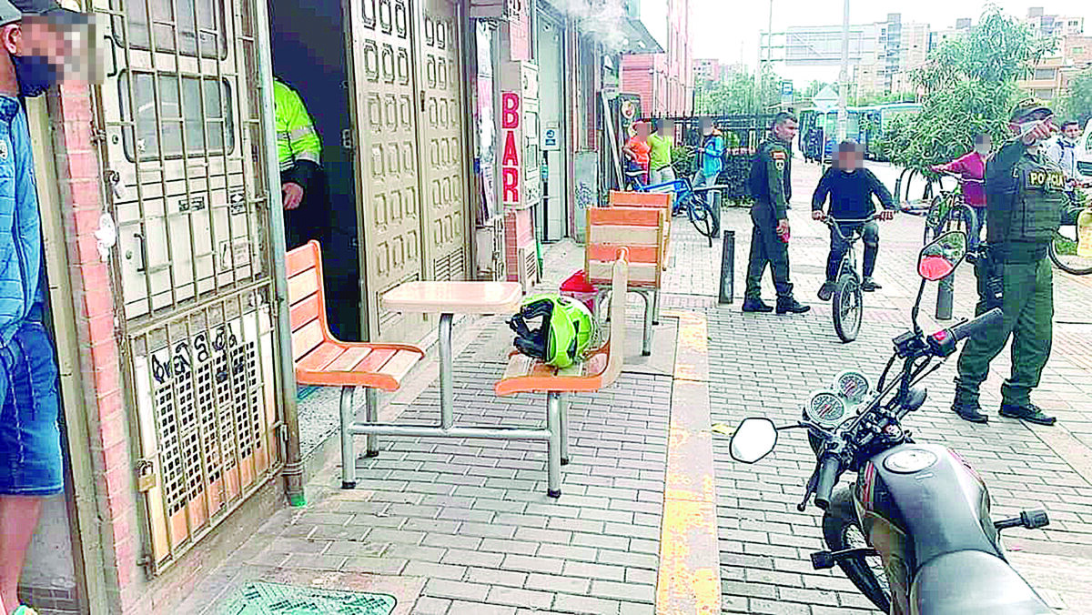 Asesinan a mujer en panadería de Usaquén 1 Asesinan a mujer en panadería de Usaquén Pasado el mediodía de ayer tres personas se encontraban compartiendo un café sobre la mesa de una panadería ubicada en el barrio Santandercito (Usaquén), donde departían varios clientes en completa tranquilidad. Pero cuando el reloj marcó la 1:33 de la tarde, un hombre armado se bajó de una moto, interrumpió la conversación y disparó indiscriminadamente contra una mujer, quien fue identificada como Odalina Madrid (de aproximadamente 51 años).