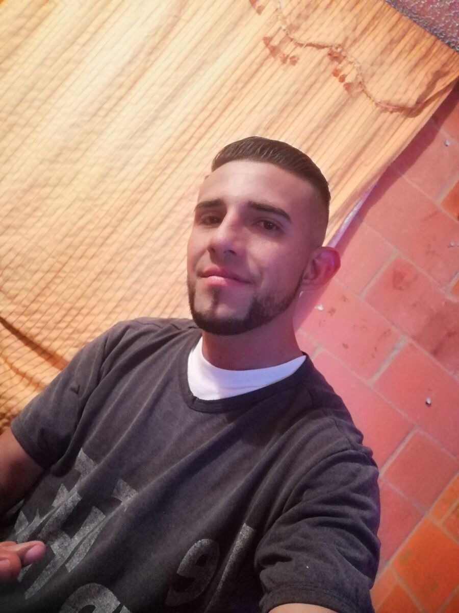 Balean a Andrés en pleno hurto en Bosa 1 Balean a Andrés en pleno hurto en Bosa Los ojos de Cristian Andrés Osma Pinilla permanecían abiertos mirando el cielo azul del barrio Santa Inés, en Bosa, pero estos ya no veían. Sus piernas estaban sobre una bicicleta y su mano izquierda parecía aferrarse a una navaja. Minutos antes le habían disparado en un hurto.