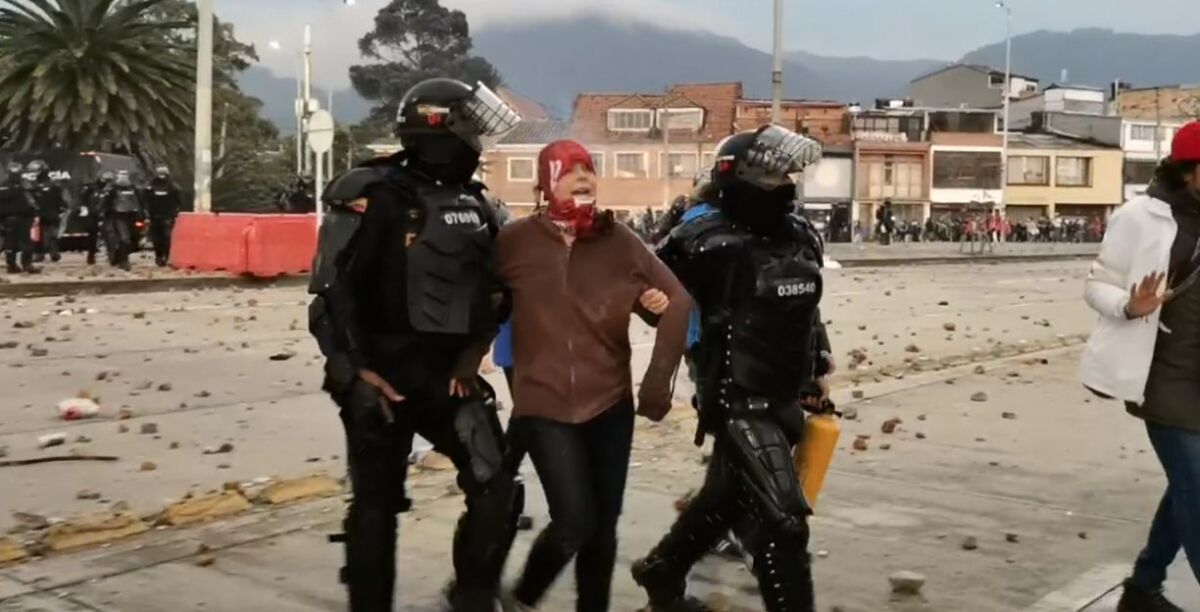 ¿Quién es la joven estadounidense detenida en las protestas? 10 ¿Quién es la joven estadounidense detenida en las protestas? Como María Elizabeth Giulianelli fue identificada por las autoridades la ciudadana estadounidense capturada durante las protestas de este jueves en Bogotá.