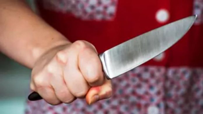Mujer le cortó los genitales a su pareja por abusar de su hija de 14 años Al ver este aberrante hecho, la mujer corrió hasta la cocina, cogió un cuchillo y se dirigió hasta donde el hombre, comenzaron a pelear y recibió varios puñetazos, antes de cortarle los genitales.