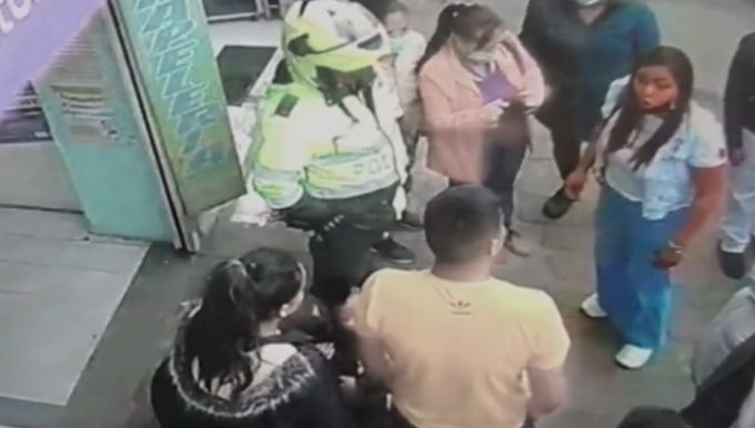 En Kennedy niño salió a hacer un mandado y termino arrollado 1 En Kennedy niño salió a hacer un mandado y termino arrollado En el barrio Britalia, en la localidad de Kennedy, un niño de 10 años salió a comparar lo del desayuno, pero cuando iba pasando la calle, si percatarse una camioneta lo arrollo, y lo dejo en el piso.