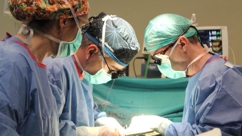 Mujer que esperaba gemelos tuvo un solo bebé con dos cabezas y tres brazos 2 Mujer que esperaba gemelos tuvo un solo bebé con dos cabezas y tres brazos El nacimiento de un bebé causó sorpresa en los médicos y los padres al darse cuenta que tenía una cabeza y un brazo de más. El hecho es conocido científicamente como parapagus dicefálico, una condición en la que dos cráneos separados comparten un mismo torso.