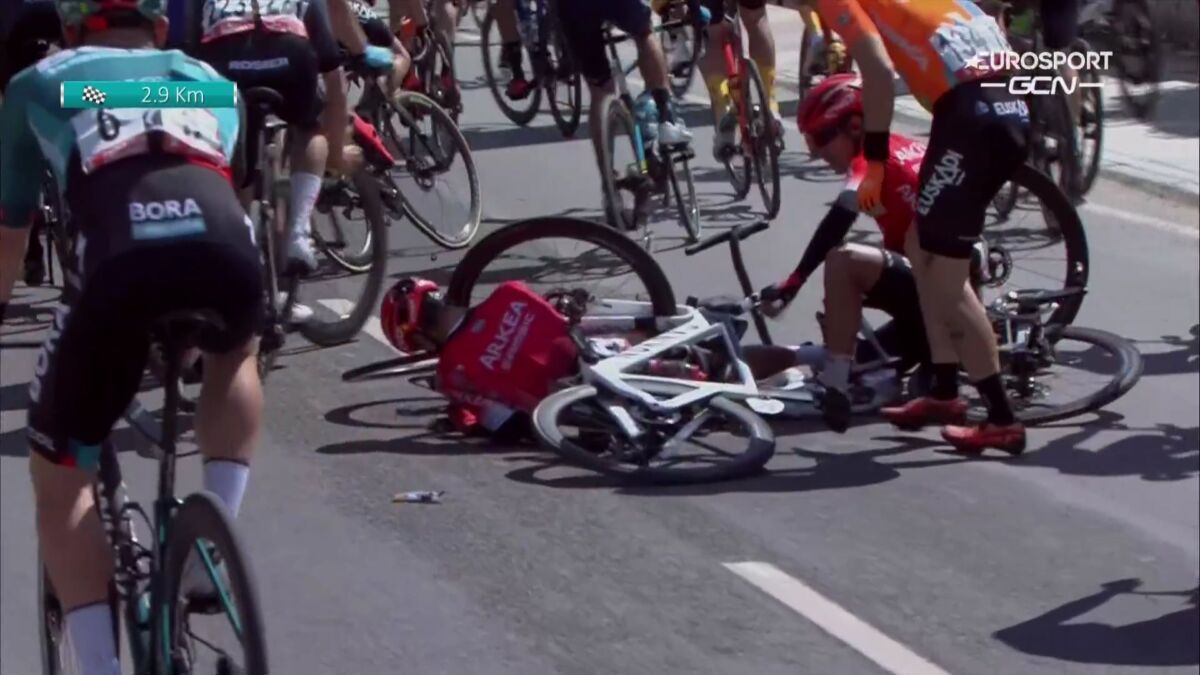 Las dos caídas de Nairo le complicaron la vuelta en Turquía 1 Las dos caídas de Nairo le complicaron la vuelta en Turquía El ciclista colombiano Nairo Quintana sufrió, este lunes, dos caídas mientras disputaba la segunda etapa del Tour de Turquía, que lo dejaron lastimado con varios raspones y con una pérdida de tiempo que le complica alcanzar el título de esta competencia.