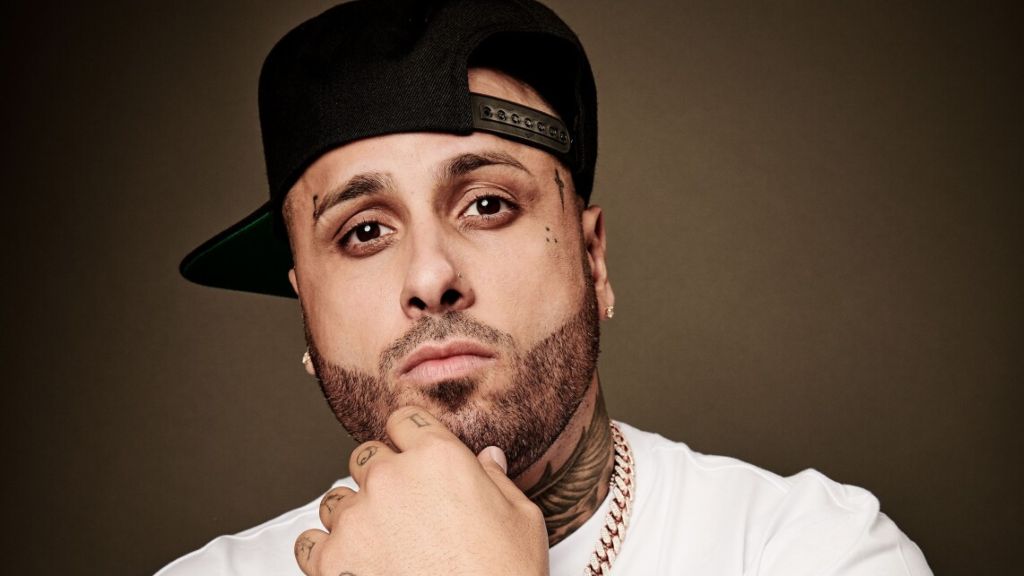 Nicky Jam confirmó que sigue en la lista de solteros El cantante reguetonero Nicky Jam confirmó que se encuentra soltero. Desde que terminó con la modelo venezolana Génesis Aleska, a la que incluso le había regalado un costoso Lamborghini de color rosado, al artista lo han intentado vincular amorosamente con otras mujeres.