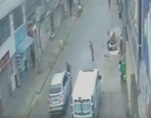 En Kennedy niño salió a hacer un mandado y termino arrollado 3 En Kennedy niño salió a hacer un mandado y termino arrollado En el barrio Britalia, en la localidad de Kennedy, un niño de 10 años salió a comparar lo del desayuno, pero cuando iba pasando la calle, si percatarse una camioneta lo arrollo, y lo dejo en el piso.