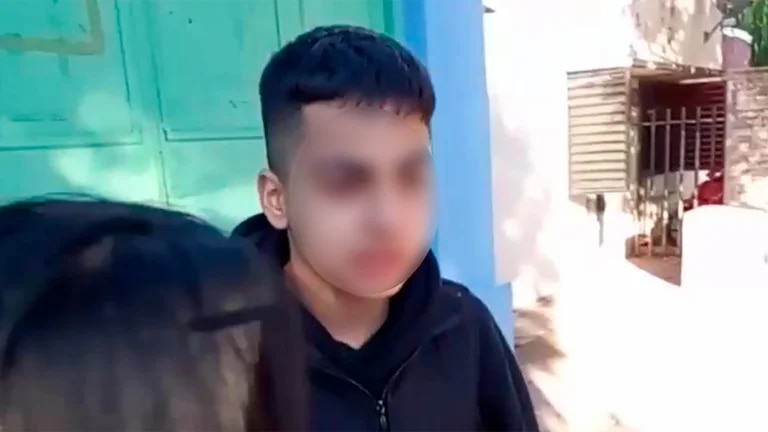 Hijastro de un narco es buscado por matar a una joven a tiros Una joven de 25 años fue asesinada a tiros, al parecer, por un niño de 14 años que hace parte de una familia ligada al narcotráfico.