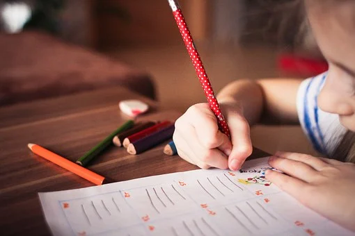 Bienestar de los niños se reduce al usar redes sociales y videojuegos 1 Bienestar de los niños se reduce al usar redes sociales y videojuegos En un estudio realizado por la Universidad de Australia Meridional y el Departamento de Educación, los investigadores descubrieron que el bienestar de los niños aumenta cuando participan en actividades extracurriculares, pero disminuye cuando pasan tiempo en las redes sociales o jugando videojuegos.