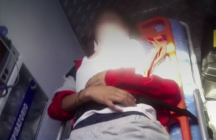 Niña fue golpeada por sus compañeras de colegio y terminó en el hospital   En el colegio Bravo Páez, ubicado en la localidad Rafael Uribe Uribe, una niña de 14 años fue golpeada salvajemente por sus compañeras, dentro y fuera de la institución educativa. Según la madre de la menor, su hija quedo inconsciente en el piso, y aun así la seguían golpeando en la cabeza.