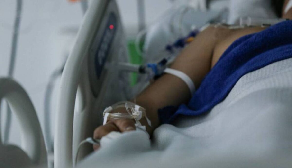 Pensó que tenía COVID, pero le detectaron cáncer Jordan Turko es un canadiense de 30 años que a principios de este año notó que tenía la voz ronca y le dolía la espalda, pero pensó que se trataba de COVID-19 y no le dio importancia.