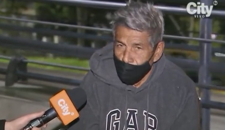 Buscan ayuda para adulto mayor que vive bajo un puente 2 Buscan ayuda para adulto mayor que vive bajo un puente En una lamentable situación se encuentra un adulto mayor que vive bajo un puente peatonal en Bogotá. El hombre se vino para Bogotá en busca de mejores oportunidades, pero la situación le ha sido difícil debido a que no tiene una de sus piernas y tuvo que hacerse una prótesis con tubos de PVC.