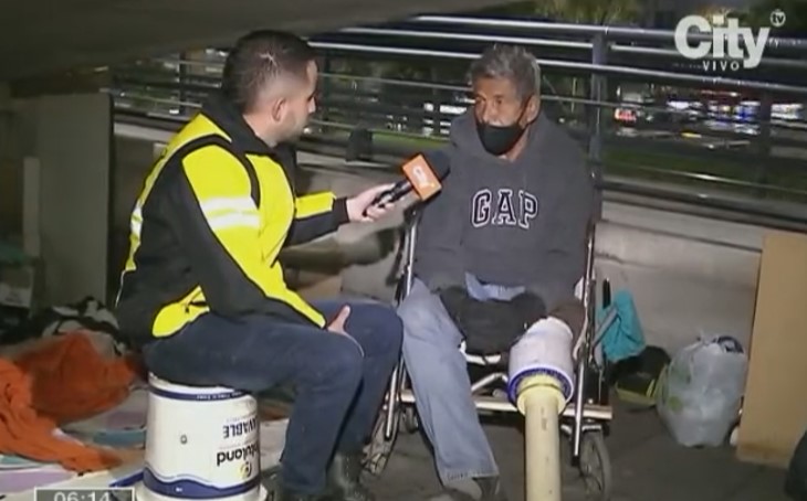 Buscan ayuda para adulto mayor que vive bajo un puente 1 Buscan ayuda para adulto mayor que vive bajo un puente En una lamentable situación se encuentra un adulto mayor que vive bajo un puente peatonal en Bogotá. El hombre se vino para Bogotá en busca de mejores oportunidades, pero la situación le ha sido difícil debido a que no tiene una de sus piernas y tuvo que hacerse una prótesis con tubos de PVC.
