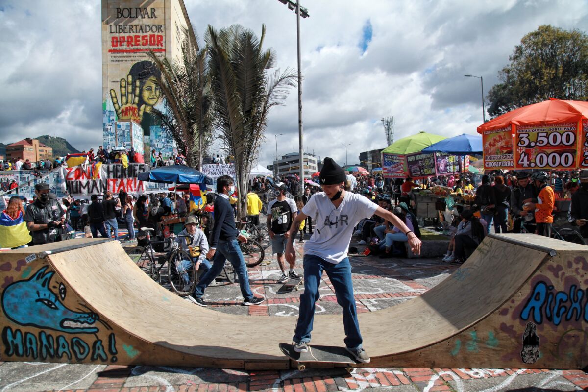 Pille cómo serán las movilizaciones este jueves en Bogotá Pese a que el Comité Nacional de Paro no convocó ninguna actividad de calle para este 28 de abril, diversas organizaciones estudiantiles y sociales sí saldrán a la calle este jueves para conmemorar el primer año del Paro Nacional.