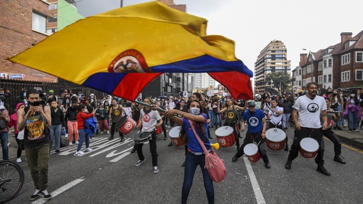 Minuto a minuto de las marchas en Bogotá Tras el inicio de las movilizaciones programadas para el día de hoy y, que iniciaron en diferentes sectores como la Universidad Pedagógica, Plaza de Bolívar y Monumento a Banderas, cientos de personas transitan por las calles de Bogotá para conmemorar un año del Paro Nacional .