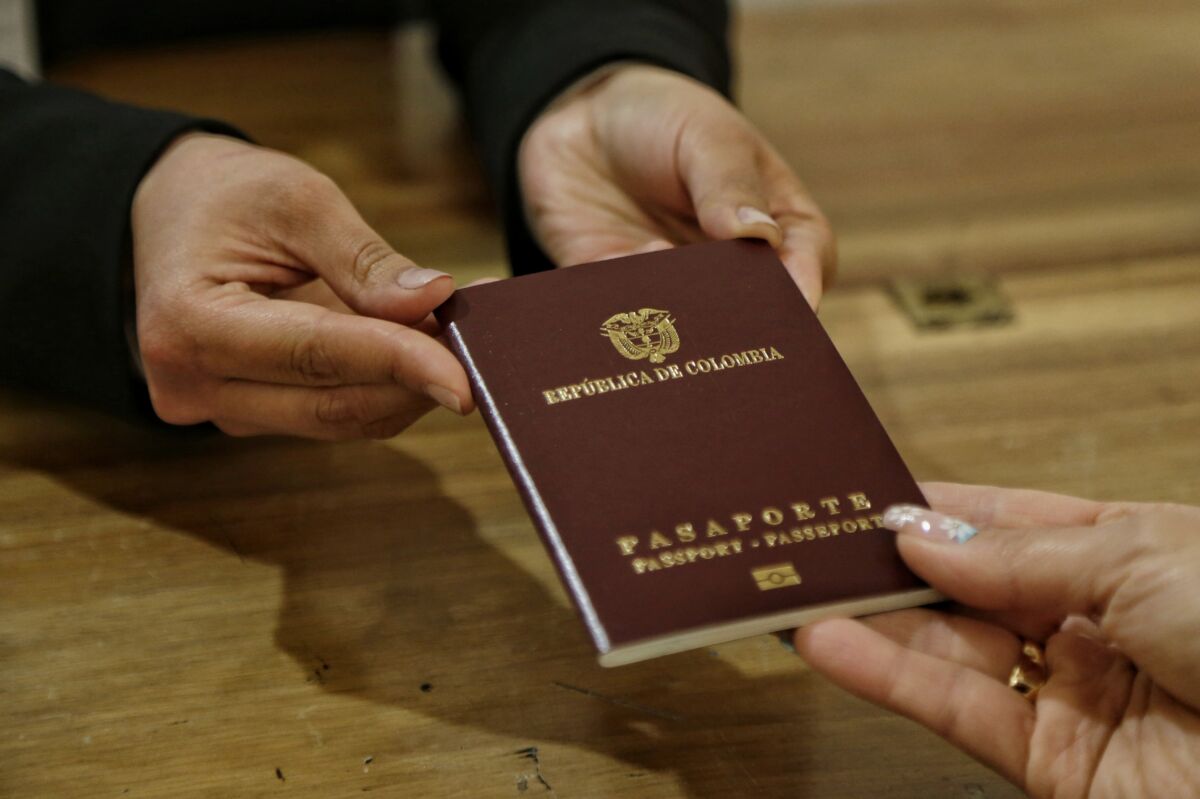 ¡Ojo! Subió el precio del pasaporte en Colombia 1 ¡Ojo! Subió el precio del pasaporte en Colombia Este 2023 llegó, y los aumentos no se harían esperar. Las tarifas se están fijando de acuerdo al aumento de la inflación que para el mes de noviembre se fijó en 12,53 %, según el Departamento Administrativo Nacional de Estadística (Dane).
