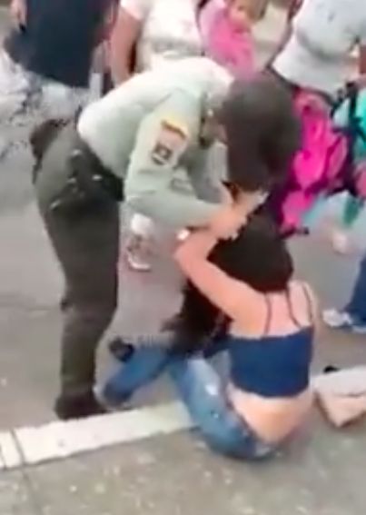 EN VIDEO: Mujer se alborota y mechonea a policía 1 EN VIDEO: Mujer se alborota y mechonea a policía Una situación bastante molesta tuvo que vivir una policía a quien una mujer, en un acto reprochable, la tomó por el pelo y casi no la suelta. El incómodo hecho quedó grabado en video y se hizo viral en las redes sociales.