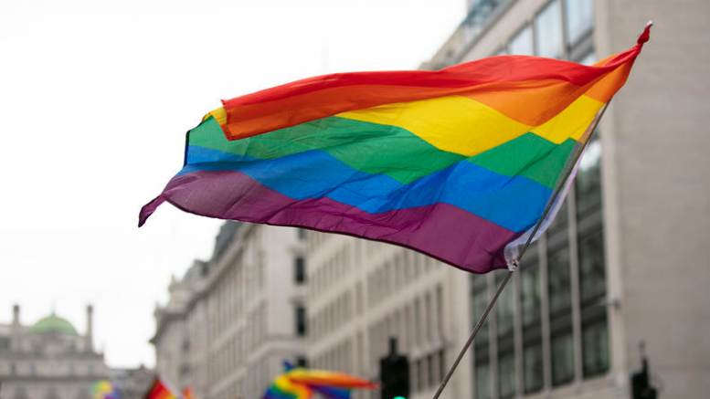 Comunidad LGBTIQ realizará plantones este jueves Debido a los últimos asesinatos de hombres gais en Medellín, la comunidad LGBTIQ en Bogotá y Cali preparan manifestaciones este jueves para rechazar los actos violencia y odio.